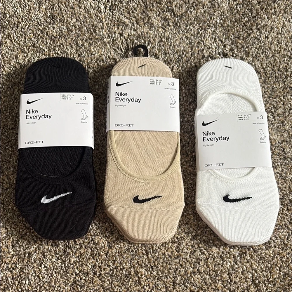 Nike set of 3 footie socks medium new